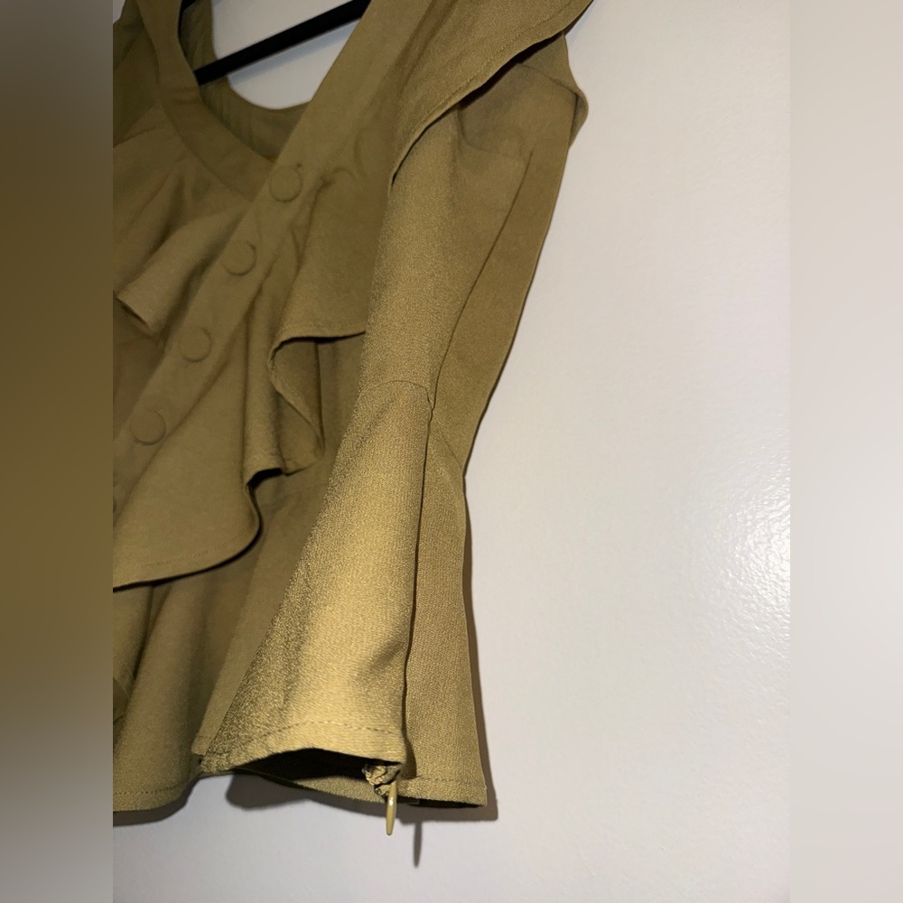 LOVERS + FRIENDS Shiloh Top in Army Green SIZE: SMALL - Picture 3 of 10